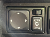 【電動格納ミラー】サイドミラーは電動格納式となっており、狭い駐車場でもキズがつくリスクを抑えられます。