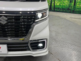 【LEDヘッドライト】悪天候や夜間走行時も良好な視界を確保し安心して運転できる高輝度LEDヘッドライトを装備!点灯速度が早く、消費電力も抑えられています。