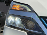 【LEDヘッドライト】とっても明るいLEDヘッドライトが装着されているので、夜の運転も明るく安全です。
