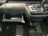 収納スペースもたくさん有ります☆車検証や小物類などすっきり収納♪