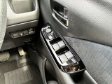 運転席側のドア部。こちらのスイッチでドアミラーの角度調整やパワーウィンドーの操作が可能になります。