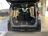 【荷室】サードシートを左右に跳ね上げれば、さらに広くご使用することが出来ます。