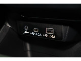 小物の収納に便利なセンタートレイには携帯等のデバイスの充電可能なUSB出力電源付です。