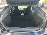 リアシートを倒せば、広い荷室を確保できます。
