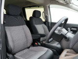 運転席のスペースはゆったりしていて、視界も広く確保されているので普段の運転からロングドライブまで快適です。