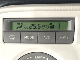 【オートエアコン】一度お好みの温度に設定すれば、車内の温度を検知し風量や温度を自動で調整。暑い&hellip;寒い&hellip;と何度もスイッチ操作をする必要はありません。快適な車内空間には必須の機能ですね♪