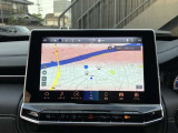 タッチスクリーンをタップするかスワイプするだけですべての機能を呼び出せます。Apple CarPlayおよびAndroid Autoに対応しスマートフォンとのシームレスな 連携も実現。さらに、USBポートを標準装備しています。
