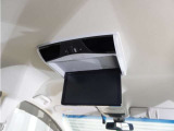 【リア席モニター】ナビゲーションと組み合わせることで、走行中でも後席ではテレビやDVDを楽しめます。
