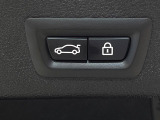 ●電動リアゲート:ワンタッチでリアゲートの開閉ができ、荷物などで両手が塞がっている状態でも簡単に開閉ができる便利機能です。