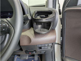 便利なカップホルダーを装備しています。 缶ジュースを開けて運転していると振動で倒れないかヒヤヒヤ、意外と置き場に困るもの。 意外に重要な装備ですね。
