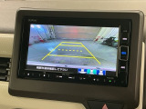 リバースギアに入れるだけで後方の表示へ切り替わります。夜間や雨の日の駐車も楽になりますよ。