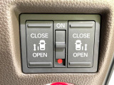 【両側パワースライドドア】スマートキーや運転席のスイッチで後席両側スライドドアの開閉が可能♪電動だから力を入れてドアを開ける必要が無く、小さなお子様でも簡単に開け閉めでき快適です♪