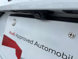 ●リアビューカメラ『入車経路を算出し、ガイドラインと補助線をディスプレイに表示します。同時にバンパーに内蔵のセンサーが障害物を感知し音で注意を促します。後方の死角も安心していただけます。』