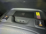ワイヤレス充電機能で接続の手間いらず。スマートフォンなどをワイヤレスで充電可能です。