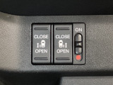 リアドアは乗り降りに便利な両側電動スライドドアです。また運転席に座っていながらスイッチ操作で自在にスライドドアを開け閉めできます。