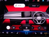 3ゾーンフルオートエアコンを装備。運転席と助手席、後部座席がそれぞれ独立して温度の設定ができます。