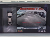 パノラミックビューモニターを装備!上から車両を見下ろしたような映像をナビ画面に表示できます。車両前後左右に搭載した4つのカメラ映像を継ぎ目なく合成!目視では見えない部分もリアルタイムで見れます。