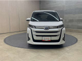 お車購入のポイントとなるフロントマスクです!シャープな目つきが印象的なデザインのヘッドランプです。
