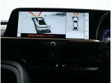 サイドクリアランスビュー表示中に、旋回時の運転操作に合わせて自動で車両を斜め後方から見たような映像を表示。