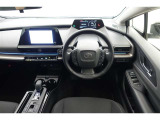 スポーティームード溢れる運転席周りですね。 クイックなドライビングに対応できるよな運転席回りになっています。 ドライブがますます楽しくなりますね!