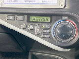【オートエアコン】一度お好みの温度に設定すれば、車内の温度を検知し風量や温度を自動で調整。暑い&hellip;寒い&hellip;と何度もスイッチ操作をする必要はありません。快適な車内空間には必須の機能ですね♪