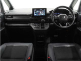 ◆インテリアパネル◆視界広々で非常に運転しやすくロングドライブでも疲れを感じさせないすっきりとまとまったインパネ周りです。