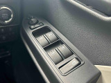 運転席ドアのウインドウ操作スイッチです。すべてのウインドウの開閉操作が可能です。また、ドアミラーはオート開閉なので、ドアロックで自動で閉じ、エンジンスタートで自動で開きます。