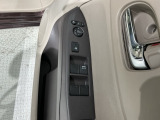 狭い駐車場で便利な電動格納ドアミラーが付いています。