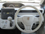 運転席位置からハンドルの周りにスイッチ類が手の届きやすい範囲にあり、操作がしやすくなっております。