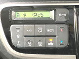 【オートエアコン】一度お好みの温度に設定すれば、車内の温度を検知し風量や温度を自動で調整。暑い&hellip;寒い&hellip;と何度もスイッチ操作をする必要はありません。快適な車内空間には必須の機能ですね♪