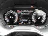 安全で快適な運転をサポートするアウディバーチャルコックピット。多機能でありながら優れた操作性で、シンプルで美しいインテリアデザインに溶け込んでいます。
