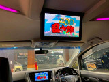 【純正フリップダウンモニター】付き☆後部座席に座りながら大画面でTVやDVDをお楽しみいただけます♪