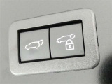 ワンタッチでバックドアが開閉。重たいバックドアも力いらずで開閉できる便利なパワーバックドア付きです!