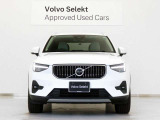 ボルボXC40は、よりスマートに、より大胆に生まれ変わりました。刷新されたフロントフェイス、先鋭的な躍動感を感じさせるスタイリング。SUVの姿を体現するプロポーションは力強さに溢れた佇まいを見せます。
