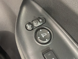 狭い駐車場で便利な電動格納ドアミラーが付いています。