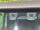 【スズキ デュアルカメラブレーキサポート】走行中に前方の車両等を認識し、衝突しそうな時は警報とブレーキで衝突回避と被害軽減をアシスト。より安全にドライブをお楽しみいただけます。