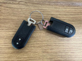 【スマートキー】 スマートキーを携帯していれば、ドアハンドルのボタンを押すだけでロックの解除ができます。