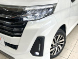 【LEDヘッドライト】悪天候や夜間走行時も良好な視界を確保し安心して運転できる高輝度LEDヘッドライトを装備!点灯速度が早く、消費電力も抑えられています。