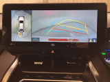 車を上から見たような視点のパノラミックビューモニター。後方の死角だけでなく左右や前方の障害物の発見もしやすくなります!
