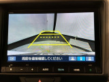 リバースギアに入れるだけで後方の表示へ切り替わります。夜間や雨の日の駐車も楽になりますよ。
