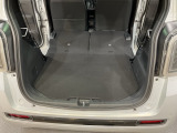 後席背もたれを倒せばちょっと大きめの荷物や長いものを積みたい時に便利です。