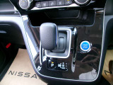 e-POWERならではの、スタイリッシュなシフトノブ周りが非常にかっこいいですね。