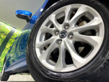 【純正15インチアルミホイール】外観にマッチした純正アルミホイールを装着しております。各種社外アルミホイールや、スタッドレスタイヤも取扱いしております。是非ご相談ください♪