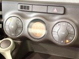 【オートエアコン】一度お好みの温度に設定すれば、車内の温度を検知し風量や温度を自動で調整。暑い&hellip;寒い&hellip;と何度もスイッチ操作をする必要はありません。快適な車内空間には必須の機能ですね♪