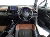 革巻きステアリングで快適な操作性の運転席です。