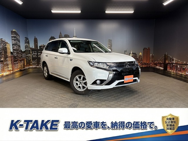 アウトランダーPHEV 2.0 G ナビパッケージ 4WD (禁煙車)(後期型)(純正SDナビ)(衝突被...
