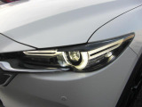 アダプティブLEDヘッドライト装着!フォワードセンシングカメラで前方の追従や対向車の位置を確認、車輌のいない箇所をハイビームにするグレアフリーハイビーム機能が付いております。