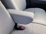 リラックスして運転できるアームレスト付き