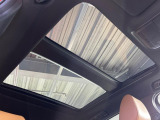 【サンルーフ】ボタンひとつで開閉可能!開放感たっぷりのサンルーフが装着されています!車内に明かりを取り入れたり景色を楽しむ以外にも、よどみがちな車内の空気も簡単に換気できて快適です!