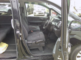 すわり心地の良い運転席・助手席です。長時間のドライブの疲れ軽減に貢献します。どうぞ快適なドライブを。